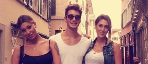 Belen Rodriguez con il marito Stefano De Martino e la sorella Cecilia