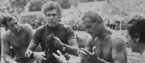 In una foto d24 settembre 1977: Enzo Maiorca e il suo eterno rivale, il francese Jacques Mayol (a sinistra),si incontrano nelle acque di Sorrento.