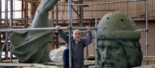 Salavat Shcherbakov sul luogo della costruzione della statua