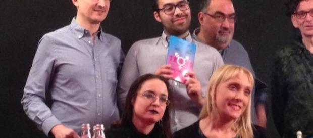 Alcuni protagonisti della serata. In prima fila, da destra: Monica Romano e Erica Gazzoldi. Dietro di loro, con il libro: Giovanni Boschini. Alcuni protagonisti della serata. In prima fila, da destra: Monica Romano e Erica Gazzoldi. Dietro di loro, con il libro: Giovanni Boschini.