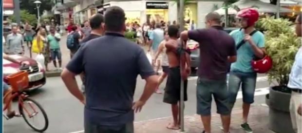 Assaltante em Ipanema é amarrado ao poste até a chegada da polícia Assaltante em Ipanema é amarrado ao poste até a chegada da polícia