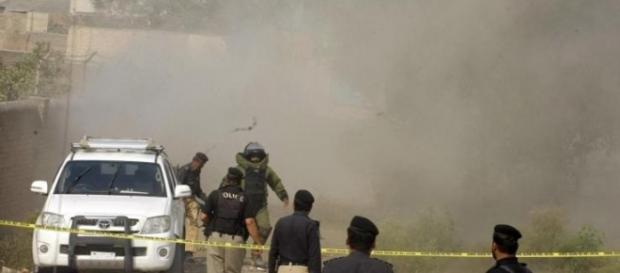 Le forze dell'ordine pakistane sul luogo dell'attentato Le forze dell'ordine pakistane sul luogo dell'attentato