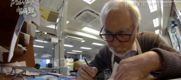 Miyazaki trabajando en un storyboard Miyazaki trabajando en un storyboard