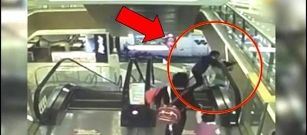 Momento em que a avó sobe na escada rolante com o bebê no colo. Momento em que a avó sobe na escada rolante com o bebê no colo.