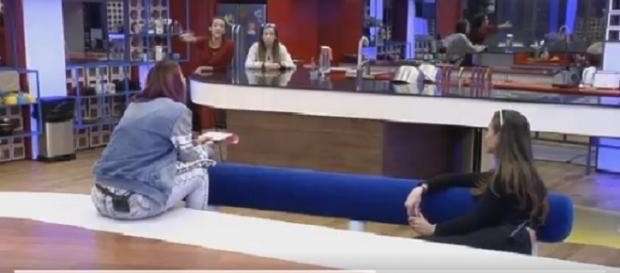 Simona se enfrenta a Adara y Meri en una nueva discusión Simona se enfrenta a Adara y Meri en una nueva discusión
