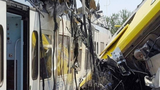 Disastro ferroviario in Puglia: figlia di una vittima ricorda promesse fatte da Renzi, ma viene bloccata su facebook