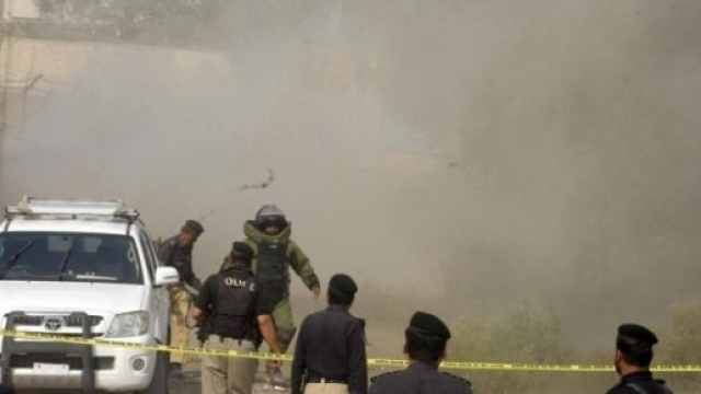 Le forze dell'ordine pakistane sul luogo dell'attentato