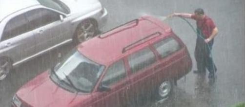 Sempre que você resolve lavar o carro, chove