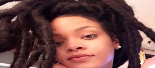 Rihanna con il nuovo look da rasta