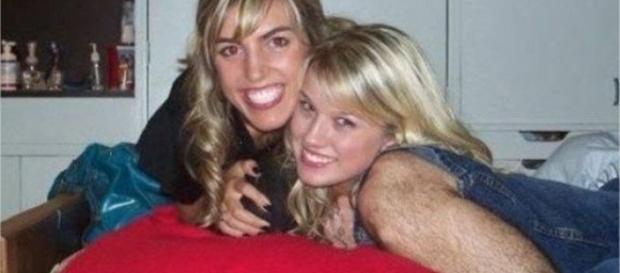 Olhe duas vezes e observe que braço da jovem é a perna de um rapaz Olhe duas vezes e observe que braço da jovem é a perna de um rapaz