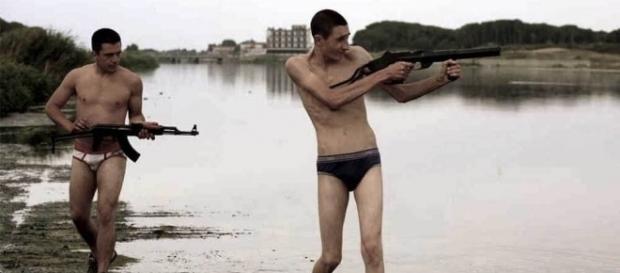 Gomorra - archimedefilm.it Già nel film di Matteo Garrone gli adolescenti erano protagonisti. Gomorra - archimedefilm.it Già nel film di Matteo Garrone gli adolescenti erano protagonisti.