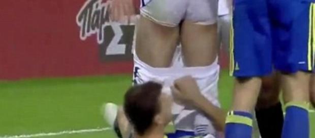 Jogador puxa o calção do rival, deixando-o só de cueca dentro do campo Jogador puxa o calção do rival, deixando-o só de cueca dentro do campo