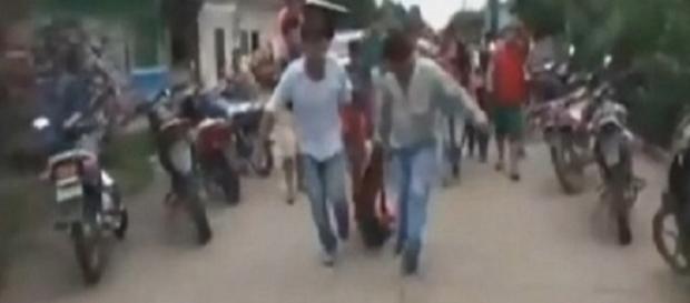 L'assassino trascinato in strada dopo essere stato prelevato dalla caserma. Immagine estrapolata da un video divulgato in rete. - Da ilmessaggero.it L'assassino trascinato in strada dopo essere stato prelevato dalla caserma. Immagine estrapolata da un video divulgato in rete. - Da ilmessaggero.it