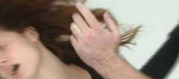 Prende a schiaffi la fidanzata in strada e rischia il linciaggio ... - quotidianodipuglia.it Prende a schiaffi la fidanzata in strada e rischia il linciaggio ... - quotidianodipuglia.it