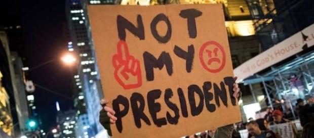 Protestos violentos continuam nos Estados Unidos contra o magnata Protestos violentos continuam nos Estados Unidos contra o magnata