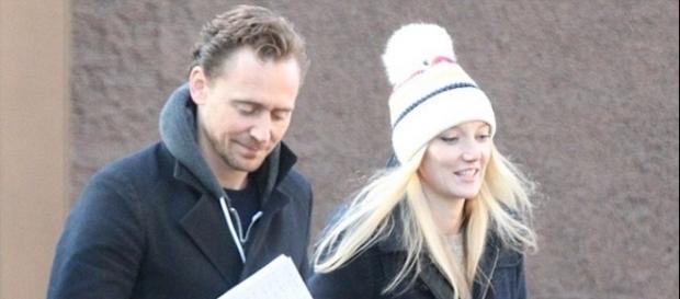 Tom Hiddlestone paparazzato a Londra con la sua nuova fiamma Tom Hiddlestone paparazzato a Londra con la sua nuova fiamma