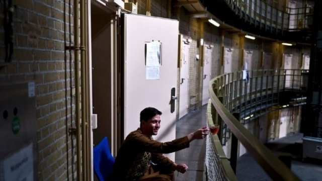 Alcune carceri olandesi diventano hotel o centri di accoglienza per rifugiati.