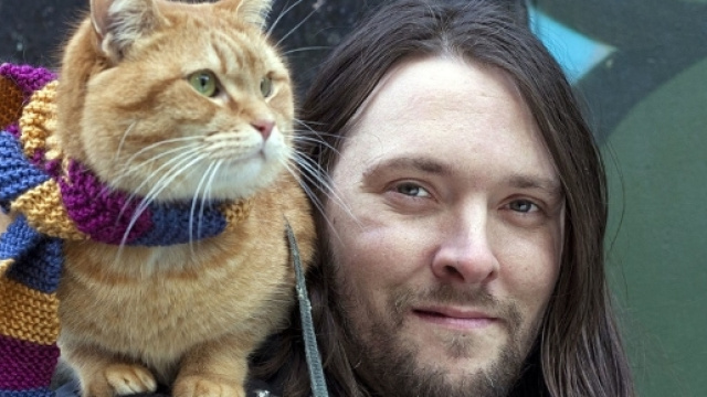 Il vero Bob e James Bowen autore del best seller "A spasso con Bob".