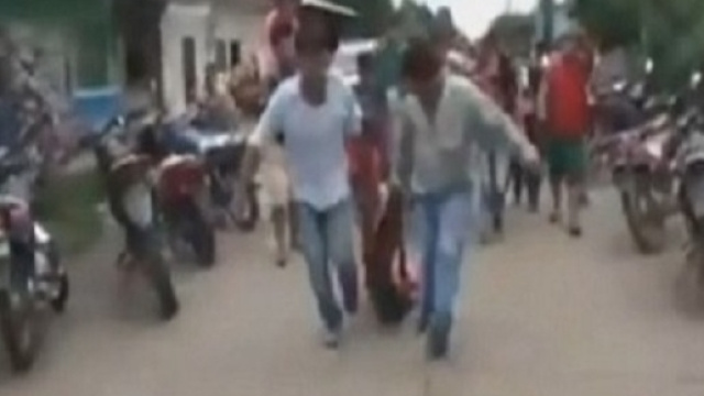 L'assassino trascinato in strada dopo essere stato prelevato dalla caserma. Immagine estrapolata da un video divulgato in rete. - Da ilmessaggero.it