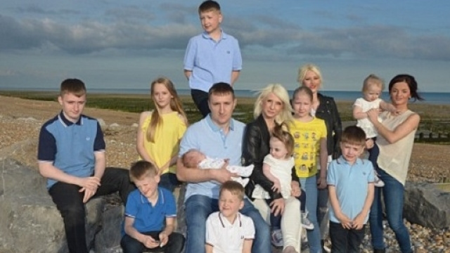 Mandy, Nathan e i loro 12 figli. Il padre vuole arrivare a d averne 20.