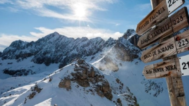 Un paesaggio alpino innevato ad alta quota