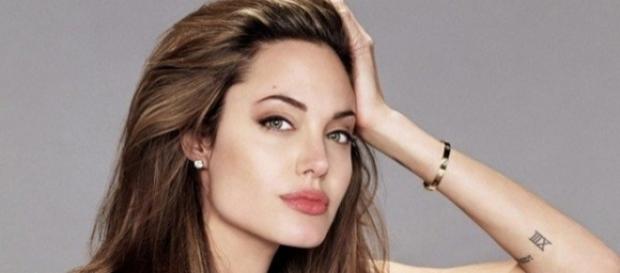 Angelina Jolie é uma atriz muito famosa Angelina Jolie é uma atriz muito famosa