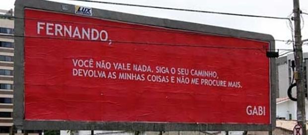 Casais estão usando faixas e outdoors para passar mensagens aos parceiros. Casais estão usando faixas e outdoors para passar mensagens aos parceiros.