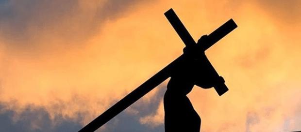 Imagem de um homem carregando uma cruz. Imagem de um homem carregando uma cruz.
