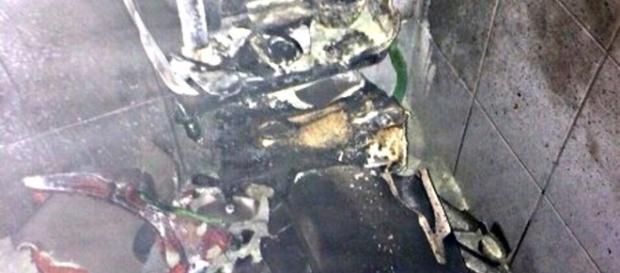 Imagens do banheiro destruído pela mulher. Imagens do banheiro destruído pela mulher.