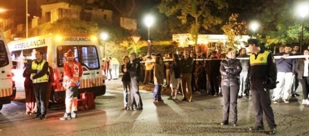 numerosos vecinos se concentran a la salida del edificio la noche de la explisión numerosos vecinos se concentran a la salida del edificio la noche de la explisión