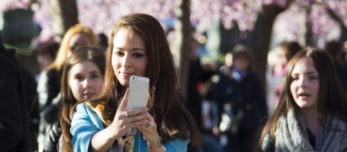 Selfie nascondi con un dito le nudità