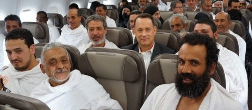 Tom Hanks circondato da pellegrini diretti alla Mecca.