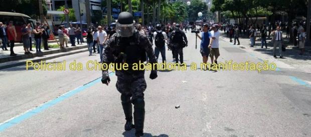Autor do vídeo celebra abandono dos PMs em protesto no Rio de Janeiro Autor do vídeo celebra abandono dos PMs em protesto no Rio de Janeiro