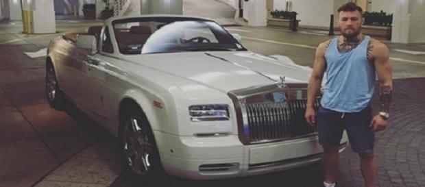 Campeão do UFC, também é um campeão em ostentar carros luxuosos Campeão do UFC, também é um campeão em ostentar carros luxuosos