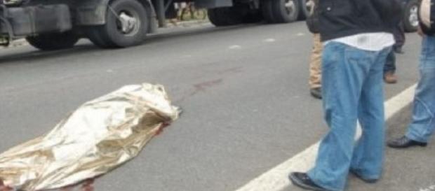 Durante o momento de ameaças às vítimas, um caminhão descontrolado acabou atingindo o veículo Durante o momento de ameaças às vítimas, um caminhão descontrolado acabou atingindo o veículo