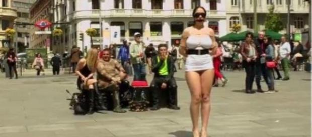 La chica amordazada y medio desnuda ante la mirada espectante de los madrileños La chica amordazada y medio desnuda ante la mirada espectante de los madrileños