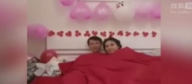 Casal chinês fica constrangido após ter relações durante a festa Casal chinês fica constrangido após ter relações durante a festa