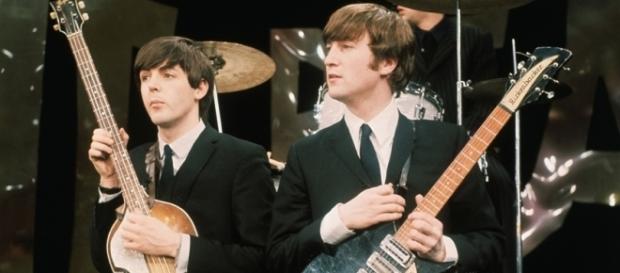 Paul McCartney e John Lennon juntos no palco Paul McCartney e John Lennon juntos no palco