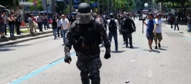 Policial abandonou manifestação de trabalhadores Policial abandonou manifestação de trabalhadores