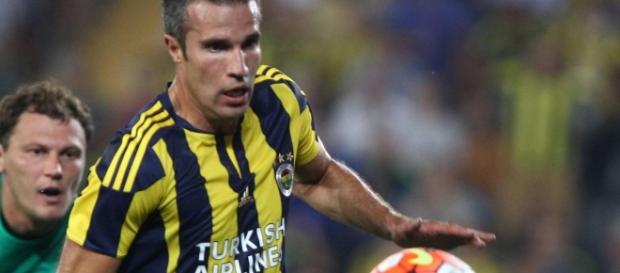Robin Van Persie marca os dois gols do Fenerbahçe na vitória contra o Galatasaray Robin Van Persie marca os dois gols do Fenerbahçe na vitória contra o Galatasaray
