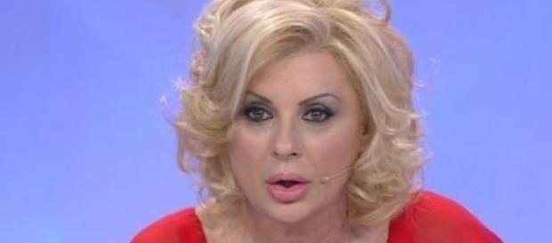 Tina Cipollari ha subito un duro attacco da Raffaella Modugno Tina Cipollari ha subito un duro attacco da Raffaella Modugno