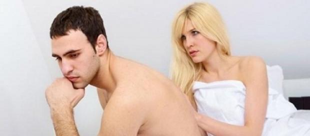Falta de interesse sexual por você pode ser um indício de que seu parceiro se interessa por homens Falta de interesse sexual por você pode ser um indício de que seu parceiro se interessa por homens