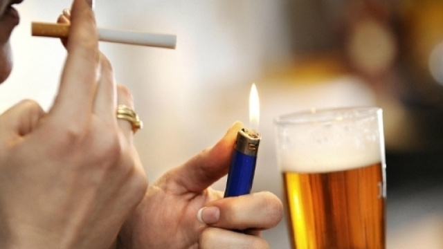 Immagine simbolica di una donna che beve e fuma