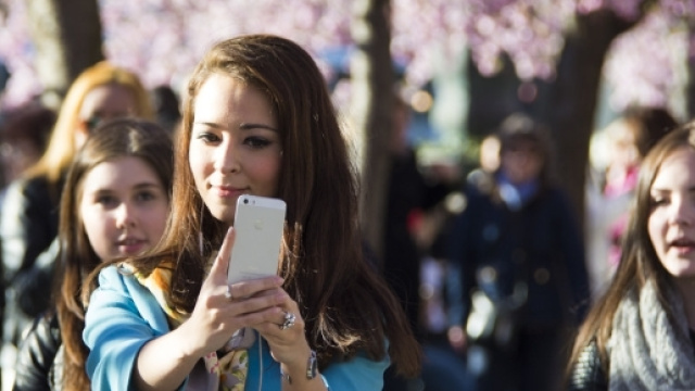 Selfie nascondi con un dito le nudit&agrave;