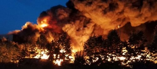 Albergo destinato ai migranti distrutto da un incendio.