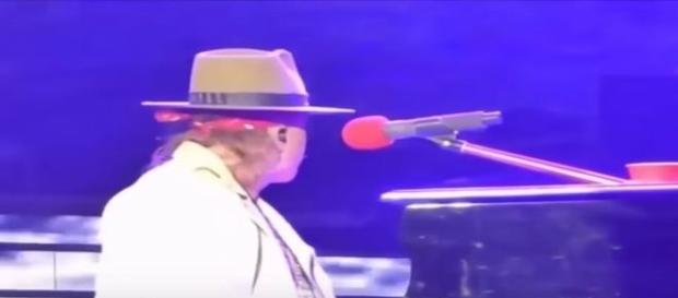 Axl olha para o lado como se houvesse alguém próximo a ele (Youtube) Axl olha para o lado como se houvesse alguém próximo a ele (Youtube)