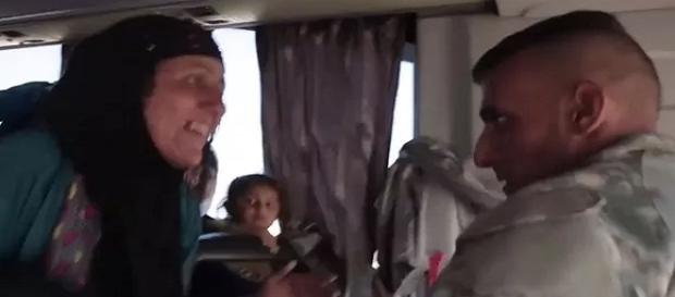 Ele encontrou a mãe em um ônibus de refugiados Ele encontrou a mãe em um ônibus de refugiados