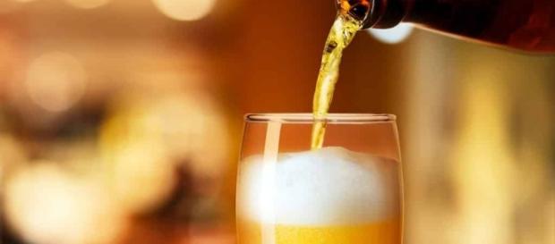 Estudo aponta que beber cerveja aumenta a felicidade Estudo aponta que beber cerveja aumenta a felicidade