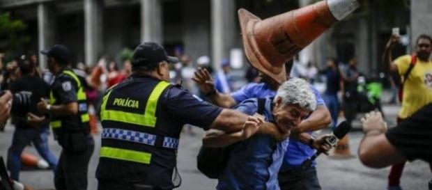 Jornalista da Globo é agredido em manifestação Jornalista da Globo é agredido em manifestação