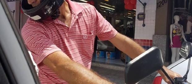 Vítima de assédio sexual no trânsito fotografa 'maníaco da moto' Vítima de assédio sexual no trânsito fotografa 'maníaco da moto'